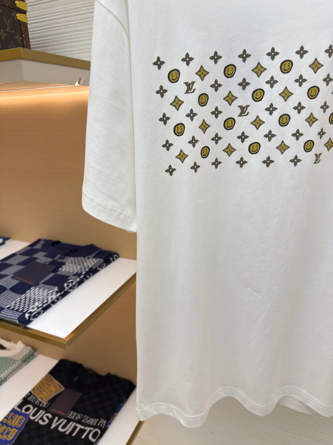 LOUIS VUITTON Smiley short-sleeved T-shirt ●Authentic product: purchased and developed by 8109 ●Item number: 1680133-A10 ●Fabric: pure cotton fabric ●Technology: printing production ●Version: fitted version ●Weight: about 230 grams ●Size: XS-S-L-XL ●Description: Customized 280g pure cotton double yarn stiff fabric. The cloth surface is clean. The texture is clear. The hand feels very delicate and solid. More strong. Comfortable and breathable, not easy to deform and wrinkle. 1×1 Solona thread. Fabric threads are dyed in the same vat with no color difference. Not easy to deform. Full set of customized trademarks, hangtags, wash marks. The highest version on the market, Os dropped shoulders and loose version. The latest synchronization for spring and summer. Fashionable personality. Same style for men and women. Super versatile. The overall wiring is straight and delicate, the fabric is comfortable and soft, and the color is consistent without color difference. It can be matched with the same style to create a fashionable look and control various occasions. Customized accessories, complete with three standards, same style for men and women!